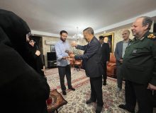 دیدار معاون اجرایی رئیسجمهور و سرپرست وزارت دفاع با خانواده وزیر دفاع شهید