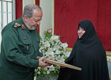اهدای لوح سپاس رئیسجمهوری به همسر شهید شمخانی