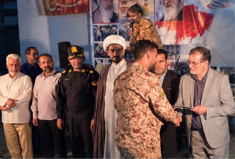 تقدیر حسین حقوردی از سربازان در تجمع مردم مبعوث شاهدشهر
