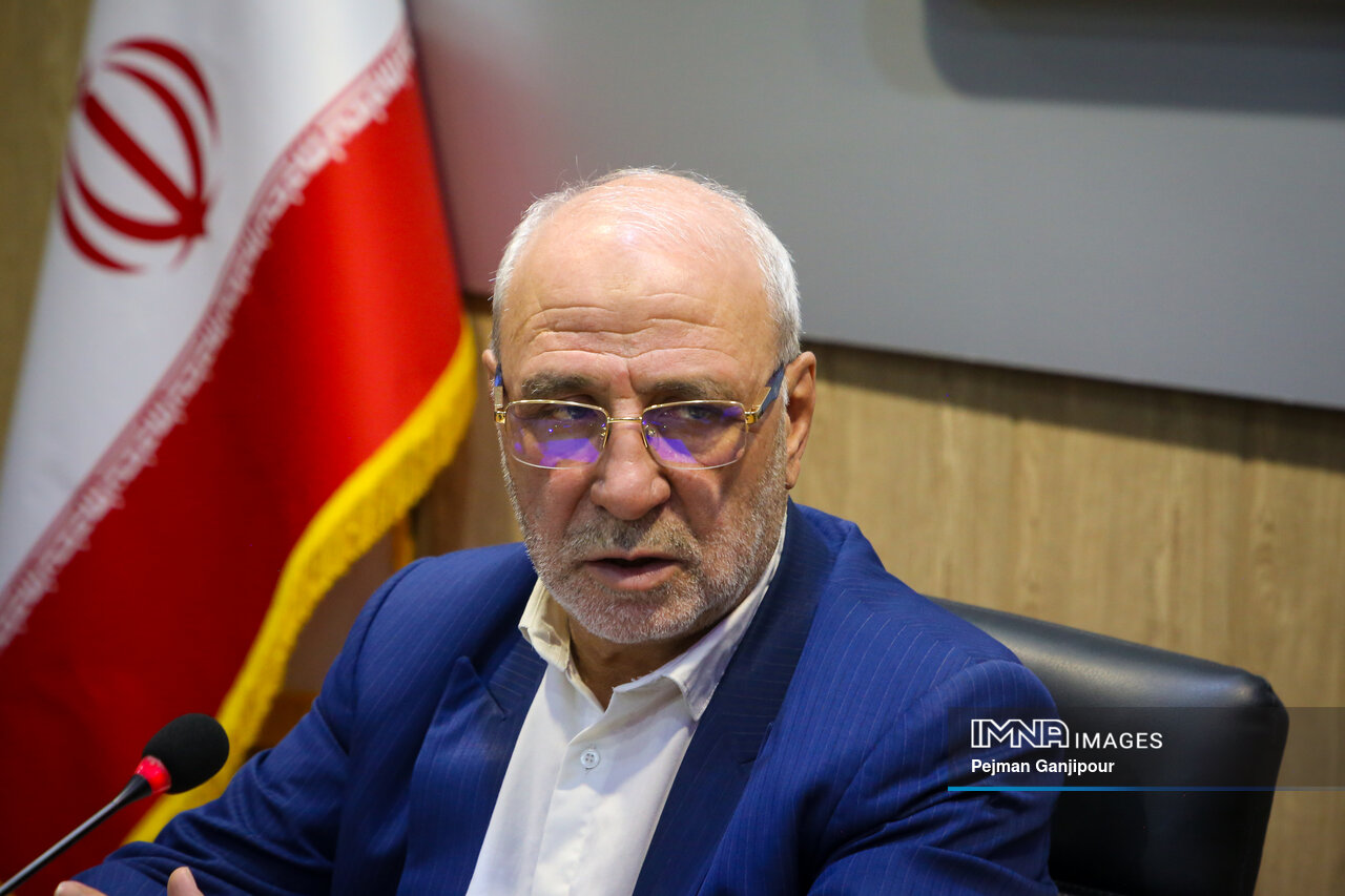 بازار غیررسمی ارز مبنای قیمتگذاری شده است / ارزش پول ملی مورد هجمه قرار گرفته است