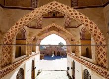ایوانی رو به قبله، کتیبهای رو به تاریخ