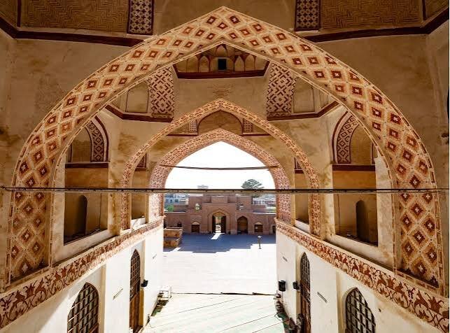 ایوانی رو به قبله، کتیبهای رو به تاریخ