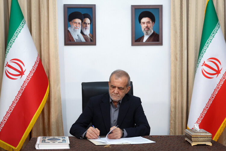 پزشکیان: دولت حمایت از نیروهای نظامی و انتظامی را افتخار خود میداند