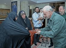 حضور وزیر پیشنهادی دفاع در منزل شهید نصیرزاده
