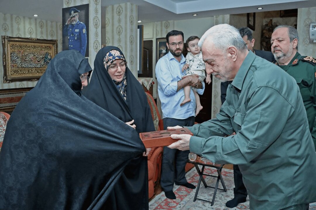 حضور وزیر پیشنهادی دفاع در منزل شهید نصیرزاده