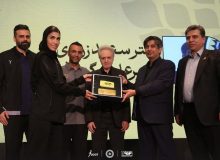 اهدای بازوبند کاپیتانی و یادبود پهلوانی به مدیرعامل فولاد مبارکه