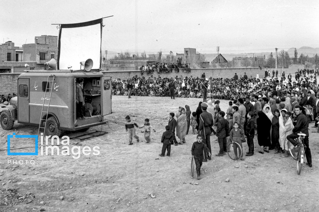 سینمای سیار در نازیآباد تهران، ۱۳۴۳ / عکس