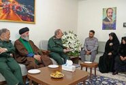 سرپرست وزارت دفاع با خانواده شهید فولادوند دیدار کرد