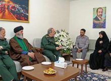 سرپرست وزارت دفاع با خانواده شهید فولادوند دیدار کرد